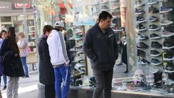 ¡Una locura los precios en San Juan!: un par de zapatillas cuesta hasta $46.000, pero la gente sigue comprando