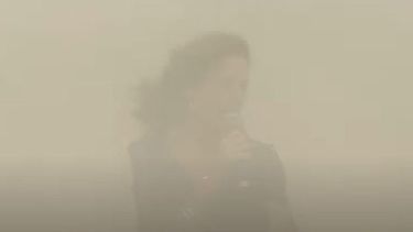 Los fuertes vientos sacuden a medio país, y son tendencia en redes sociales por una candidata que casi se vuela