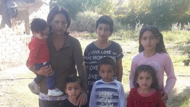 El padre de esta numerosa familia murió en su trabajo: viven en condiciones deplorables y necesitan de todos