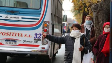 Esperar el colectivo, la nueva odisea en tiempos de cuarentena