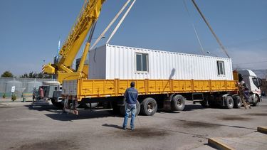 Gran operativo para poner una cabina en el frente del Hospital de Pocito