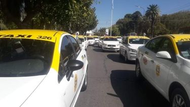 El dilema de los taxis: por qué no atienen al teléfono y cómo están trabajando