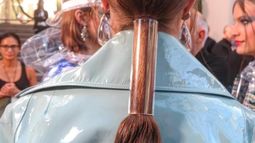 Con aspiradoras domésticas, así peina Chanel a sus modelos: mirá el video