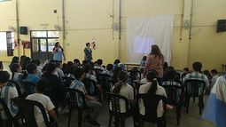 El salón de usos múltiples sirvió de pequeño estadio para que los chicos y chicas vean el partido.&nbsp;