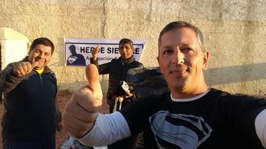 Con remera de Superman, el candidato de Vallejos en Rivadavia, Sebastián Bernardini. Con remera de Superman, el candidato de Vallejos en Rivadavia, Sebastián Bernardini.
