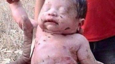 Apuñalaron 14 veces a un bebé y luego lo enterraron vivo