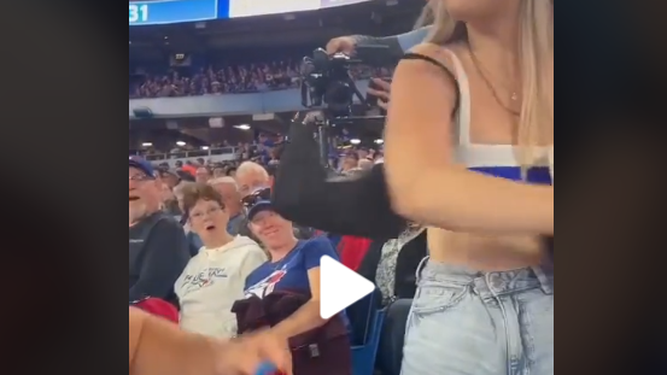 Imperdible video: una propuesta de casamiento en un estadio terminó con un insulto y cachetada