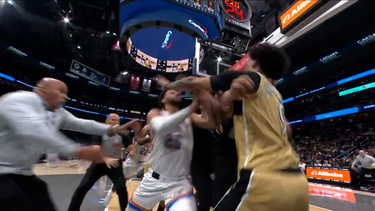 brutal pelea en la nba: jugadores se pelearon en las tribunas y un camara termino herido brutal pelea en la nba: jugadores se pelearon en las tribunas y un camara termino herido