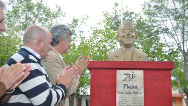 Descubrieron una placa de Néstor Kirchner en la plaza rawsina que lleva su nombre