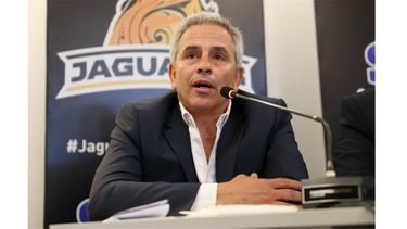 El sanjuanino que conduce la UAR tuvo que salir a frenar un error muy grave