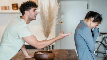 ¿Qué es el negging? El juego psicológico y perverso detrás de los cumplidos y halagos envenenados