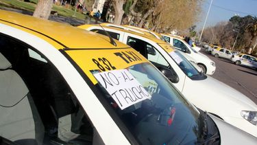 Por ley, cortan el comercio de licencias de taxis y remises