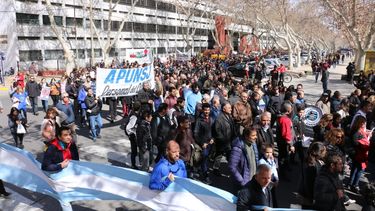 Decenas de sanjuaninos marcharon en defensa de la UNSJ