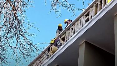La movida épica para restaurar las letras de 100 kilos de una escuela histórica de San Juan