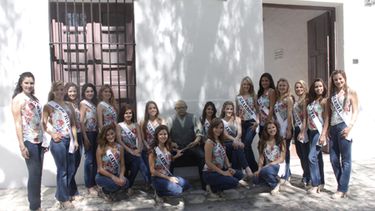 Las candidatas a Reina Nacional del Sol posaron junto a Sarmiento