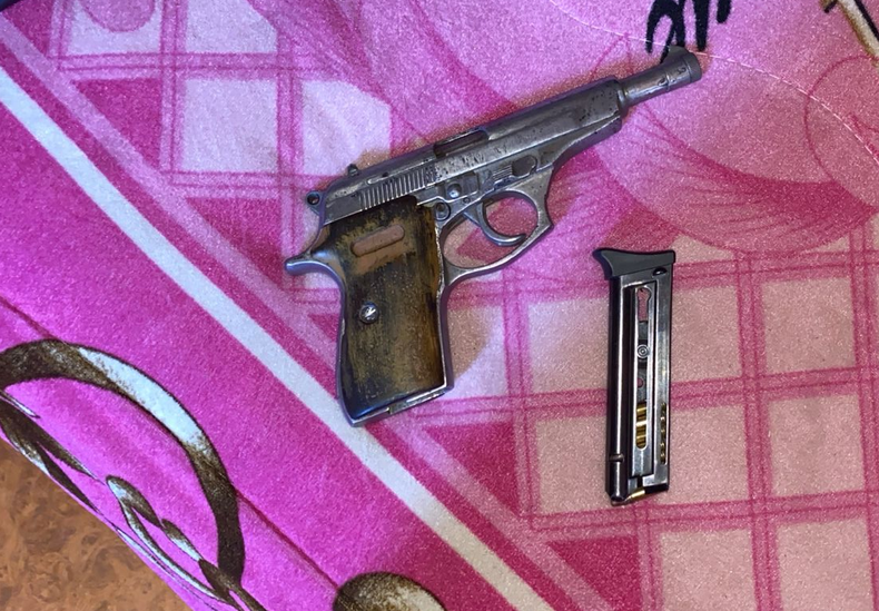 La pistola marca Bersa que encontraron en una de las viviendas.