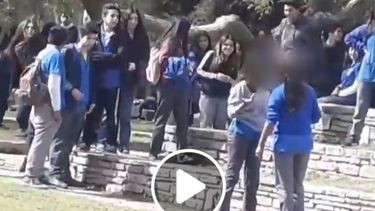 Video: dos alumnas del Colegio Nacional protagonizaron una brutal pelea en una plaza
