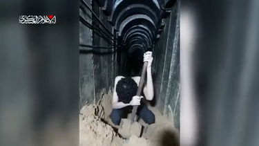 El tiempo se agota: el dramático video de un rehén israelí cavando su propia tumba