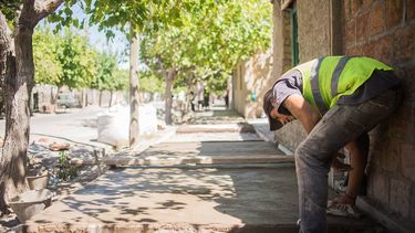 En Rivadavia construyen veredas con aporte de vecinos