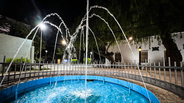 La fuente ubicada en la Peatonal Maestro de América, frente a la Casa de Sarmiento, fue la primera en volver a la vida.