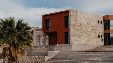 El nuevo hotel de La Laja ubicado en el emblemático predio de aguas termales de Albardón, cuenta con spa, 60 plazas y restaurant, entre otros servicios.