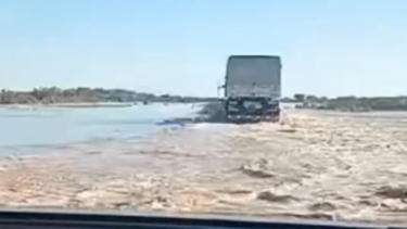 El límite entre San Juan y Mendoza, cubierto por agua: el video que muestra las inundaciones en Ruta 40
