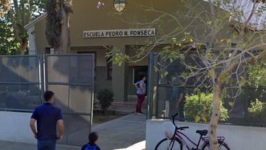 Preocupación en una escuela sanjuanina: en un juego de amigos, un alumno terminó en un cesto de basura
