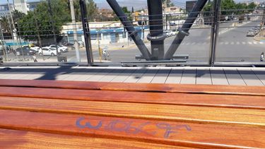 A una semana de su inauguración, el Puente Cívico ya sufrió pintadas