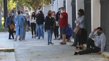 Con mayoría de jóvenes, aumentó considerablemente la fila para hisoparse en el Cantoni