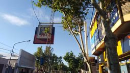 Susto y caos en pleno centro tras la caída de una antena Susto y caos en pleno centro tras la caída de una antena