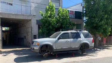 Vecinos de Rivadavia denuncian un auto abandonado sobre calle Ituzaingó