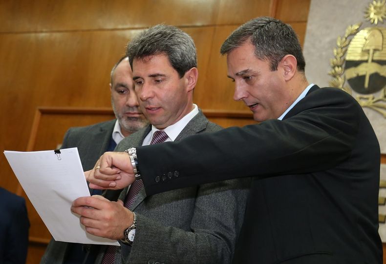 El exgobernador Uñac con Sergio Ruiz y el exministro de Infraestructura, Julio Ortiz Andino.