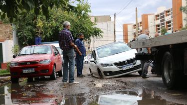 En Capital: no vio la zanja que había por la lluvia y terminó atrapado en el asfalto