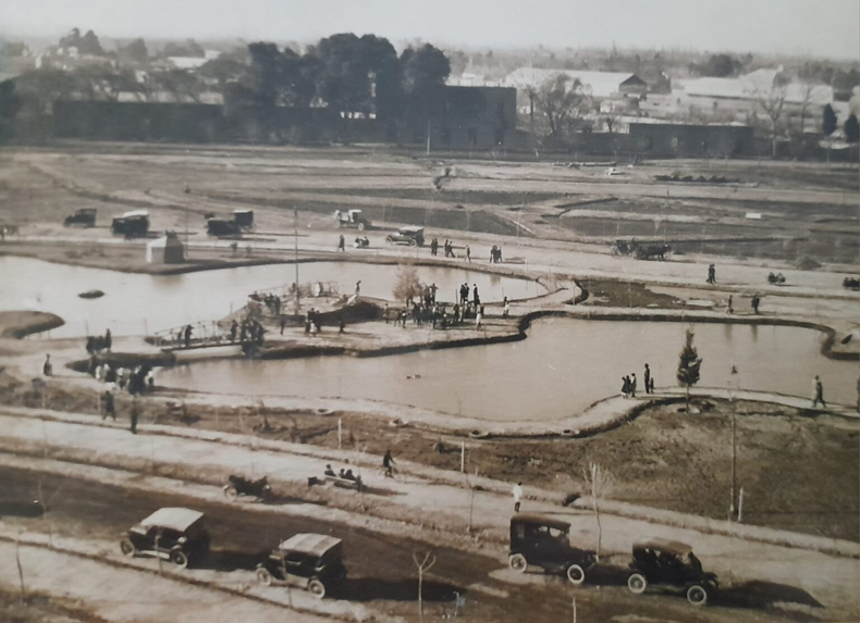 Los lagos del Parque de Mayo, se estima que, por los modelos de los automóviles, la foto es de la década de 1930.