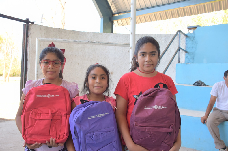 El Ministerio de Familia comienza a entregar los kits escolares a quienes participaron en las Colonias de Verano 2025.