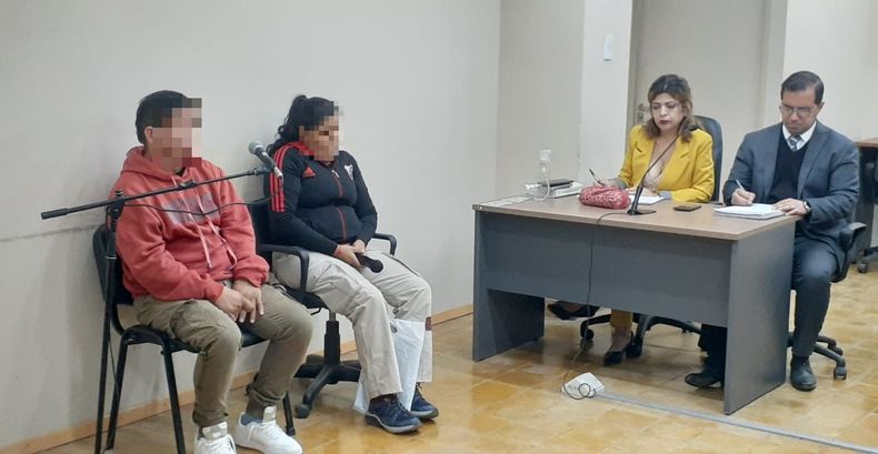 Los ahora detenidos junto con los abogados defensores.