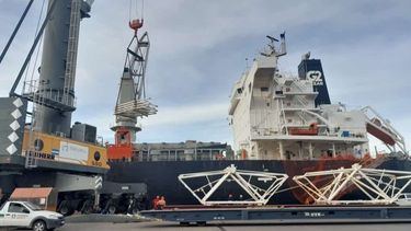 Las piezas del radiotelescopio chino argentino (CART), en el puerto de Santa Fe. Fuente: Diario Huarpe