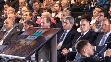 Uñac participó del anuncio de alianza entre YPF y la petrolera Petronas para la industrialización del gas natural