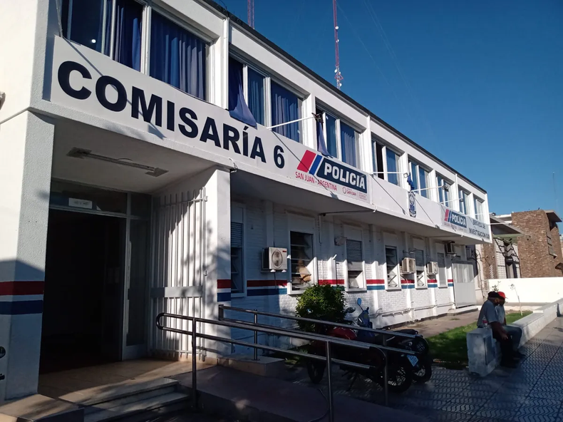 Tres policías fueron detenidos por el caso del albañil que quedó grave por  una presunta golpiza dentro de una comisaría de Rawson