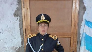 Contra toda adversidad: madre sanjuanina estudia para ser policía, pero en su casa no tienen ni luz