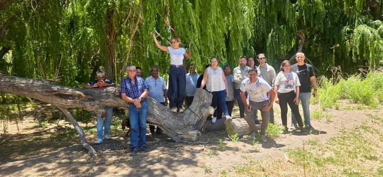 Uno de los momentos del encuentro el sábado entre directivos de la empresa y fuerzas vivas de Calingasta, por la traza del camino. 