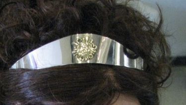 Alpaca y bronce en la tiara y joyas de las candidatas a reina