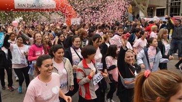 Para concientizar sobre la lucha del cáncer de mama no importa el frío ni la edad