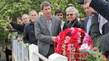 Después de 25 años, un gobernador volvió a hacerle una ofrenda al agua