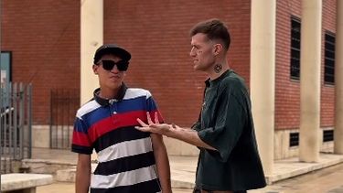 El insólito momento que vivió un influencer ruso en la Plaza 25: le dio dinero a un sanjuanino para saldar sus deudas, pero éste le pidió un vaper