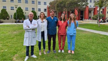 El equipo de Cabeza y Cuello y de Cirugía Maxilofacial Comunicación Hospital Rawson posa orgulloso.