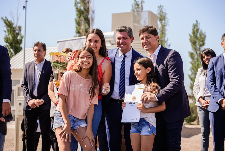 El gobernador Marcelo Orrego entregó este martes el barrio Puente Rufino, construido por el IPV, ubicado en Santa Lucía.