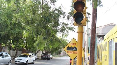 Una vez al mes, destrozan el semáforo de una esquina transitada