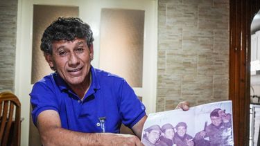 Pedro mostrando una foto durante el conflicto.