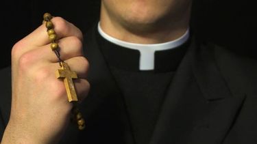 Tras el escrache al cura y su renuncia: ¿qué dicen los especialistas del celibato?